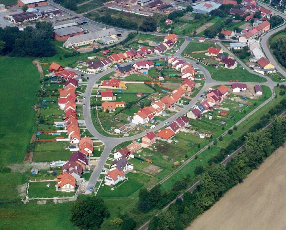 3 SUBURBANIZACE A JEJÍ PROJEVY Termín suburbanizace je odvozen z anglického slova suburb, tedy předměstí, které vzniklo jako složenina z latinského základu urbs znamenající město a předpony sub,
