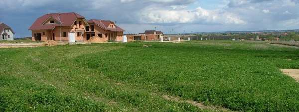 3.2 Současná podoba suburbanizace v České republice S přechodem na tržní ekonomiku po roce 1989 byly významným impulsem pro rozvoj zázemí českých měst především restituce zemědělské půdy a jejich
