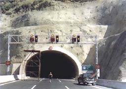 ELTODO rovněž zabezpečovalo kompletní dodávku technologie (včetně dálkových přenosů na PČR) pro silniční tunel