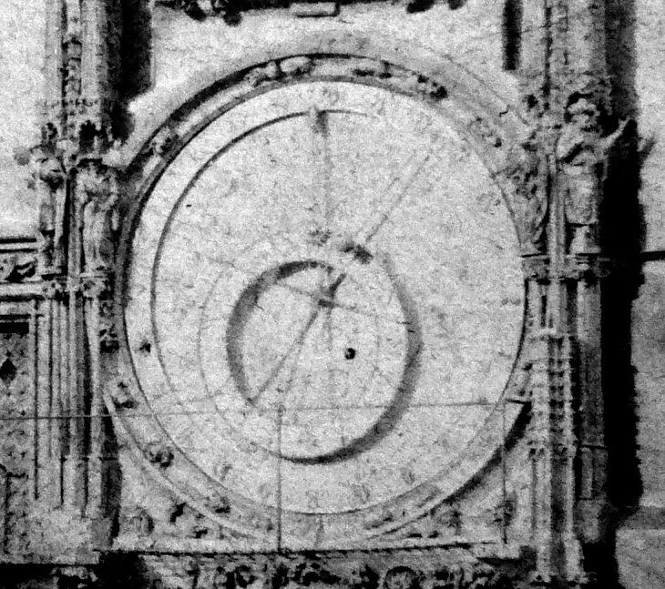 Podobně, snad světle modrou, byl asi natřen i zodiak a čtyřiadvacetník. Archív hl.