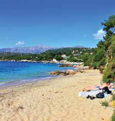 V okolí Lassi je velké množství nádherných pláží. Nejvěhlasnější z nich je překrásná pláž Makris Gialos, která získává každým rokem modrou vlajku EU.