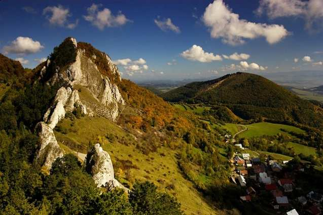 Odvádí vodu z celé severní části kraje. Dalšími významnějšími toky jsou Vlára a Senice.