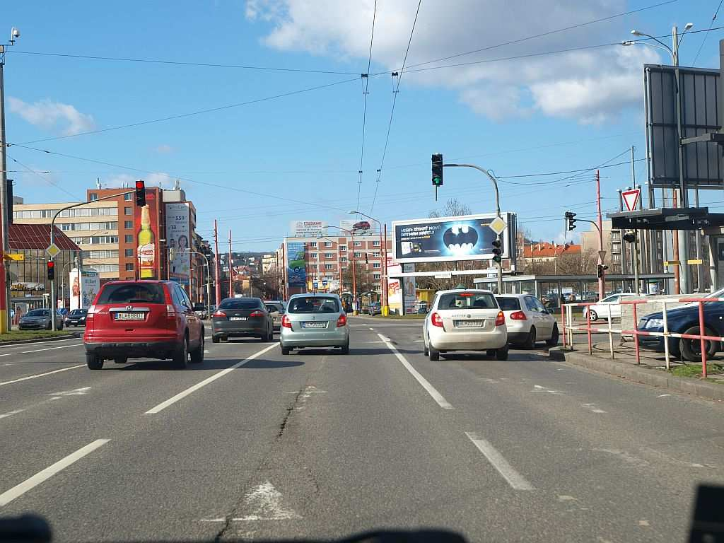 Na svetelnej križovatke na Trnavskom mýte sa zaraďte do stredného jazdného pruhu a choďte rovno