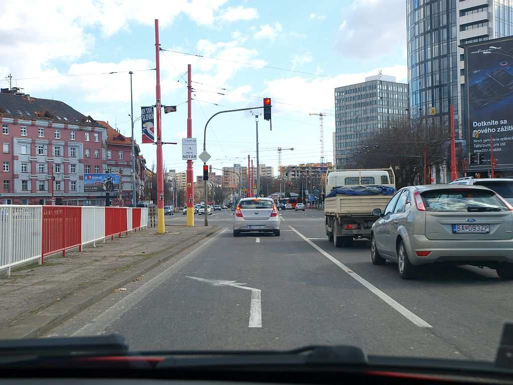 Na nasledujúcej svetelnej križovatke na Trnavskom mýte odbočte vľavo smerom na Vajnorskú ulicu.