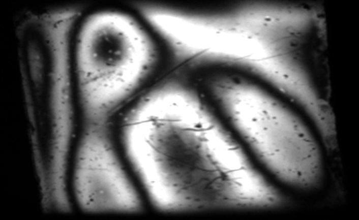 Obr. 7 Obraz části studované karbon-nitridové vrstvy získaný CCD kamerou pro vlnovou délku λ rovnou 44 nm. Defekty (škrábance) ve vrstvě dokumentují rozlišení MZSR. Obr. 8 Rozdělení lokálních tlouštěk studované karbon-nitridové vrstvy z obr.