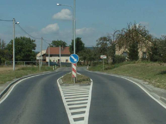 v místě ostrůvku) stavební provedení ovlivňuje rychlost jízdy pozor na předimenzované šířky