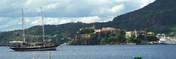 Dostaveníčko v Taormině A52 Sicílie, antické putování a Egadské ostrovy S výletem do Údolí chrámů. Překrásné přírodní scenérie a pohnutá historie činí Sicílii turistickou mekkou.