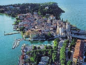 slavným balkónem, antická a středověká část městečka SIRMIONE u jezera Lago di Garda, odpočinek na pláži 4.