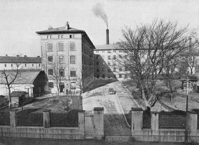 Továrna L. Auspitz Enkel stála na ulici Ugartově, dnešní Václavské č. 10. Patřila k největším továrním stavbám v Brně, jejím architektem byl významný vídeňský stavitel Ludwig Friedrich von Förster.