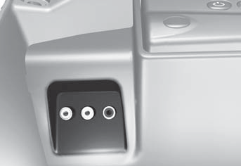 04 Komfort a radost z jízdy RSE Multimediální systém pro cestující vzadu Dvě obrazovky* Vstup AUX, elektrická zásuvka 12 V Tento vstup umožňuje připojení jiných zařízení.