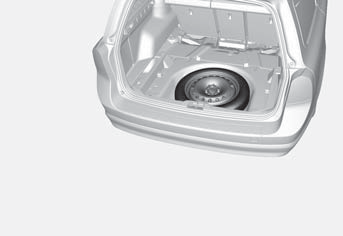 05 Během jízdy Tažení a odtah Instalace tažného oka G017464 U modelu XC70: Uvolněte kryt na dolní hraně nárazníku pomocí plochého šroubováku nebo mince.