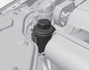 Jeli třeba doplnit chladicí kapalinu, když motor dosáhl provozní teploty, odšroubujte víčko vyrovnávací nádržky pomalu, aby se uvolnil přetlak v chladicím systému.