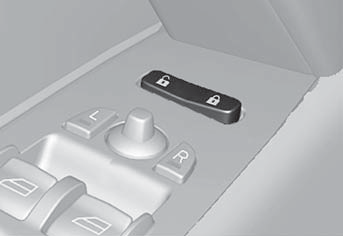 02 Zámky a alarm Zamykání/odemykání 02 Zvenku Dálkový ovladač s klíčem zamyká/odemyká současně všechny dveře a výklopné dveře zavazadlového prostoru.