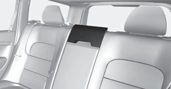 03 Prostředí řidiče Sedadla Sklopení opěradla zadního sedadla Třídílné opěradlo zadního sedadla může být sklopeno různými způsoby tak, aby bylo možné převážet dlouhé předměty.