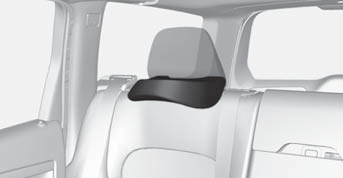 Přední sedadla může být nutné tlačit dopředu a/nebo opěradla nastavit nahoru, aby bylo možné zadní opěradla zcela sklopit dopředu. Levé opěradlo může být sklopeno samostatně.
