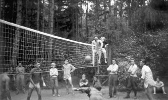 1. ročník utkání trampských osad v odbíjené v září roku 1962 na Bojově v Údolí stínů.