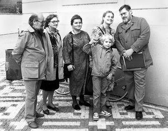 Setkání s Jájou Makáskovou, Máťou Kolářovou a jejich rodiči Budínovými na memoriálu L. Koláře (foto ZvD) svou vodáckou základnu a Neskenon v ní nalezl novou klubovnu.