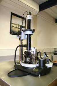 Mikroskopie skenující sondou (SPM) NTEGRA Aura (NT-MDT) Scanning Probe Microscope (SPM) je univerzální přístroj pro 3D analýzy povrchu a jeho vlastností v mikro a nanometrové škále.