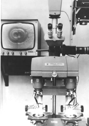 52 3.8.1 Komparační mikroskop Vývoj kriminalistické balistiky silně ovlivnil vynález komparačního mikroskopu.