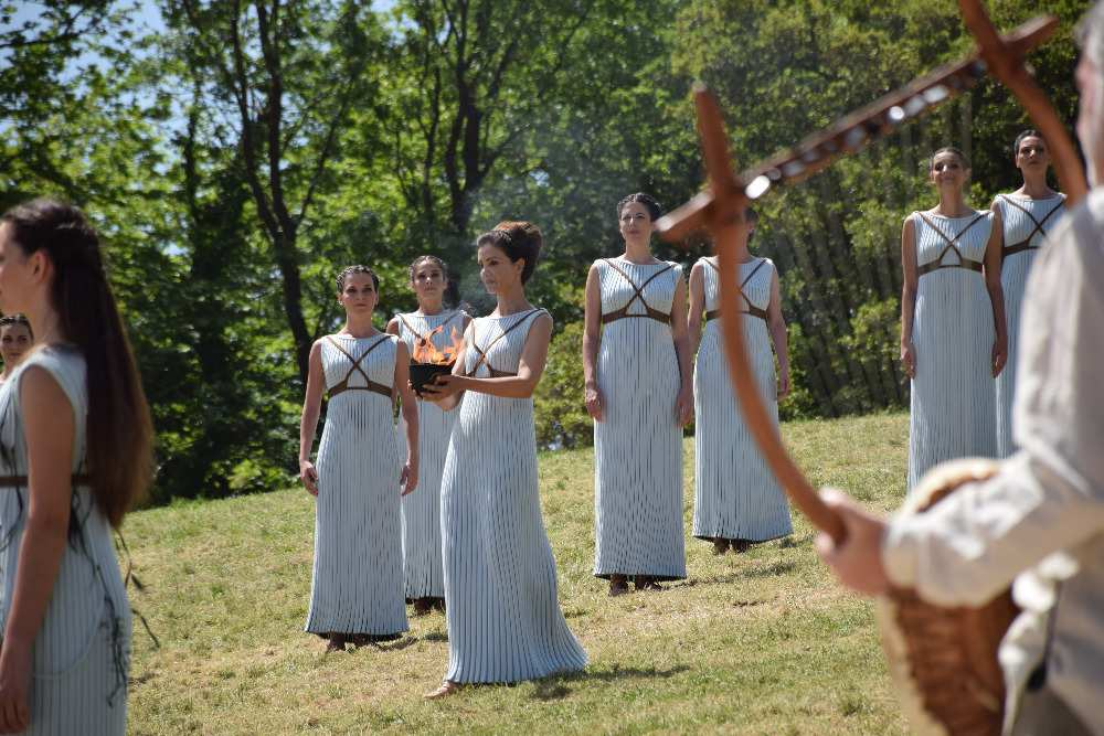 Po tanečním vystoupení prošel svahem průvod kněžek s velekněžkou Katerinou Lehou, nesoucí misku se