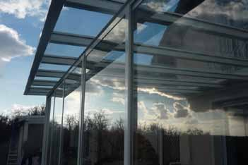 zimní zahrady se sklem nezateplené Zimní zahrady na míru s integrovanými posuvnými stěnami z bezpečnostního skla a robustní hliníkovou konstrukcí s