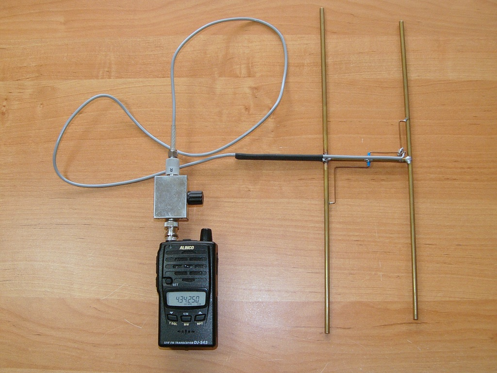 KAPITOLA 5. RÁDIOVÝ MODUL 49 5.4 Rádiové dohedávání Pro dohledávání modelů v terénu lze použít amatérský transceiver pracující v pásmu UHF, nejlépe ve spojení se směrovou anténou.