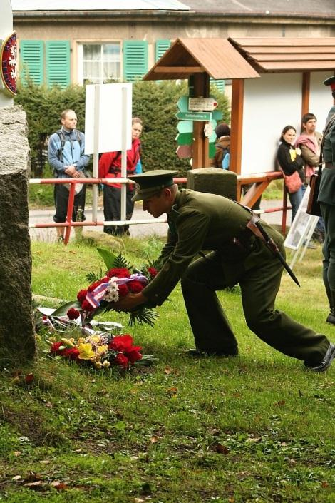 Poté položili účastníci pietního aktu k hraničářskému pomníku květiny.