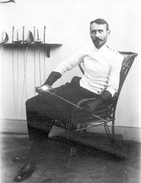 V listopadu roku 1913 se konal v Gentu Mezinárodní šermířský kongres, který rozhodl o založení Mezinárodní šermířské federace (FIE).