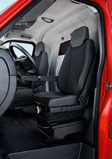 Kabina vozu Opel Movano byla počínaje výběrem sedadel až po ergonomicky umístěnou řadicí páku nebo sklopný