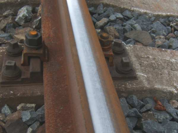 Na všech měřících bodech je provoz na trati rozhodujícím zdrojem hluku. V době měření nebylo na dotčeném úseku trati ani na navazujících zjištěno žádné omezení nad rámec trvalých nastavení. 4.