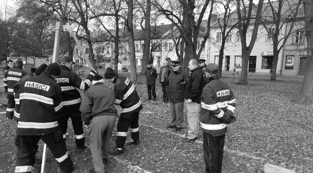 Předně bych chtěl uvést, že jak zástupci místních samospráv, tak i spolek Naše budoucnost bez uranu, zásadně odmítají možnou těžbu uranu v lokalitě Brzkov Horní Věžnice.