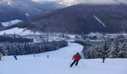 Skiareál KOUTY 1000 m od hotelu.