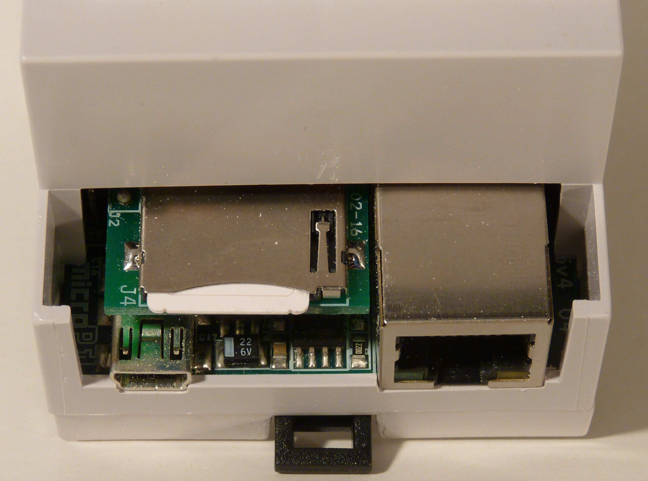 Umístění SIM karty pod krytkou Zatlačením se SIM karta uvolní z držáku Napájení a příkon Komunikátor CA5/ automat MCA45 se napájí, stejně jako všechna ostatní zařízení MICROPEL, stejnosměrným napětím
