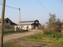 Na jihovýchodním okraji východní části Platěnic se nachází areál fotovoltaické elektrárny.