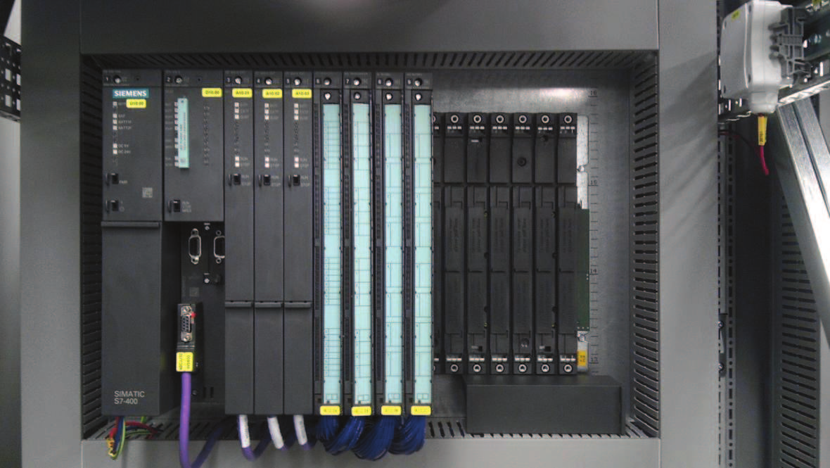 2 FUNKČNÍ BLOKY V SIMATIC STEP7 2.1 PLC automat Začátkem bych chtěl uvést, že všechny procesy budou fungovat na PLC automatech typu S7-400 (viz Obrázek 6).