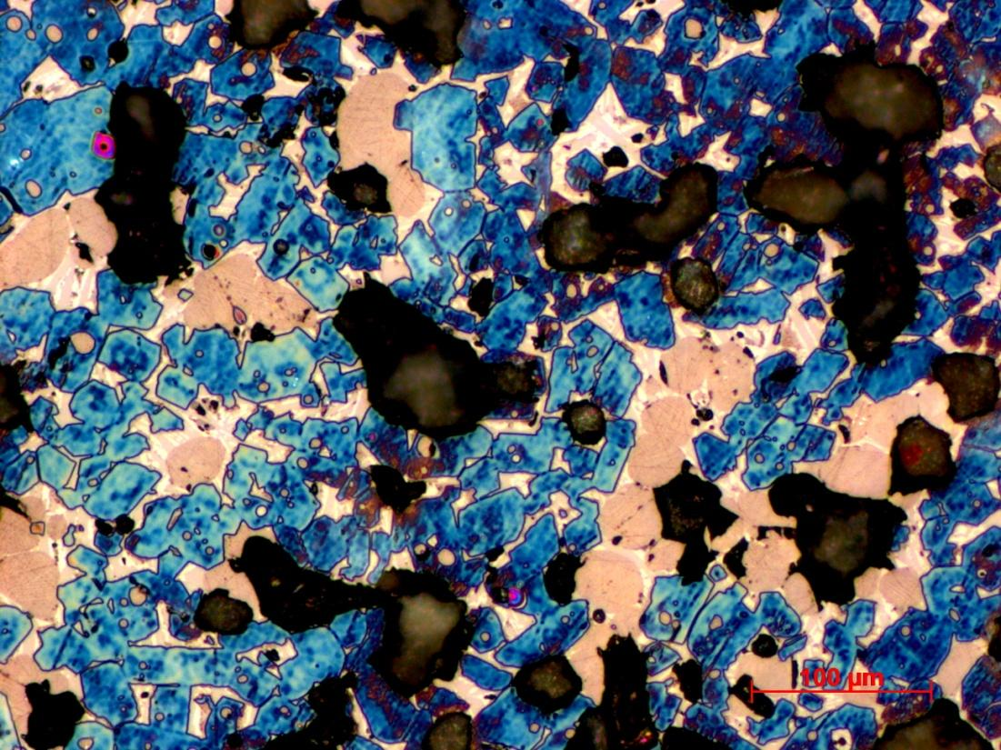 Obr. 21 Slínek 1C, modré krystaly alit, béžová zrna belit, růžové malé zrno volné vápno, světlé plošky mezi zrny