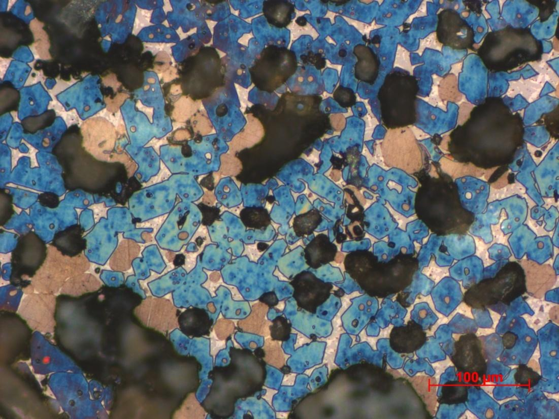 Obr. 25 Slínek 3S, modré krystaly alit, hnědá zrna belit, světlé plošky mezi zrny slínková mezerní hmota, 