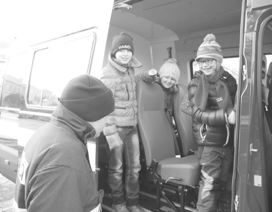 Neznámý pachatel využil vzniklé situace, kdy řidič vystoupil z vozidla a předával zákazníkovi balíček. Přitom si nechal odemčené auto a toho si všimla osádka kolemjedoucího vozidla.