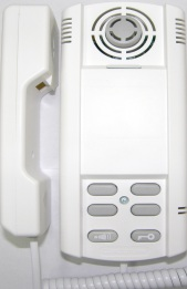 vým tablem a je vybaven tlačítkem pro ovládání elektrického zámku a tlačítkem pro vypínání vyzvánění. Označení AS 04 A zajišťuje vyzvánění od zvonkového tabla do sluchátka DT.