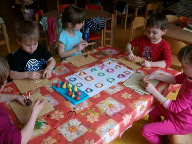několikrát obtáhnut tužkou - správný úchop tužky pomocí kuličky z modelíny mezi malíčkem a ukazovákem. Průběh: Aktivity se zúčastnilo 7 dětí, opět byly rozděleny na dvě skupiny.