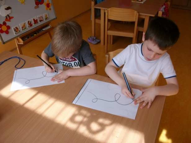 Popis činnost: Kladení tkaničky na vyznačenou čáru, která představuje žížalu; nalezení správné délky tkaničky, která odpovídá vyznačené čáře; smotat či zakroutit tkaničku co nejvíce podle předlohy.