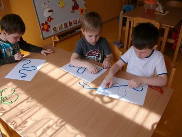 Po uvolňovacích cvičeních dostaly děti před sebe papír s vyznačenou čárou, která představovala žížalu.