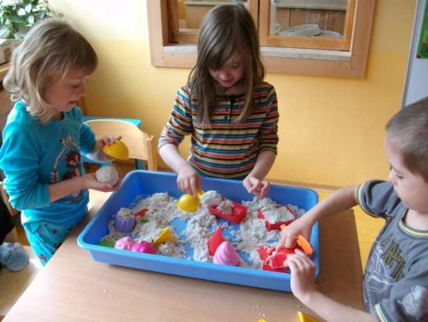děti. Děti mají samozřejmě k dispozici klasická pískoviště na zahradě mateřské školy, ale tento kinetický písek má zcela jiné vlastnosti. Písek je velmi příjemný na dotek, je měkký a hebký.