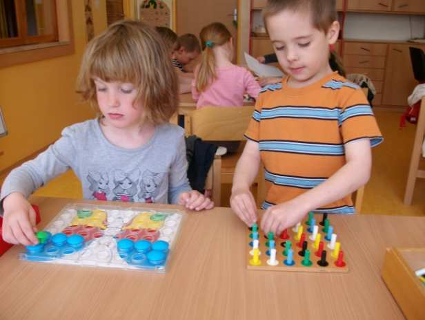 Popis činnosti: Výběr libovolné destičky, zasunování kolíčků do otvorů s příslušnou barvou; výběr libovolného obrázku, vkládání barevných plastových knoflíků do vyznačených děr desky obrázek s