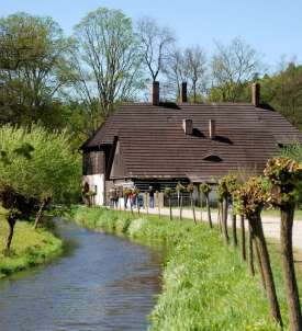 Božena Němcová 1. část: Narození a cesta do Čech Barbořin otec Johann Pankl (1794 1850) pracoval jako kočí u hraběte Karla Rudolfa von der Schulenburg.