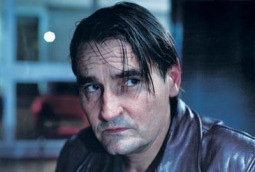 V podmínkách anonymní evropské zábavy je tato Dělnická trilogie Aki Kaurismäkiho (SHADOWS IN PARADISE, ARIEL, THE MATCH FACTORY GIRL) něco jako drahocenný dárek.
