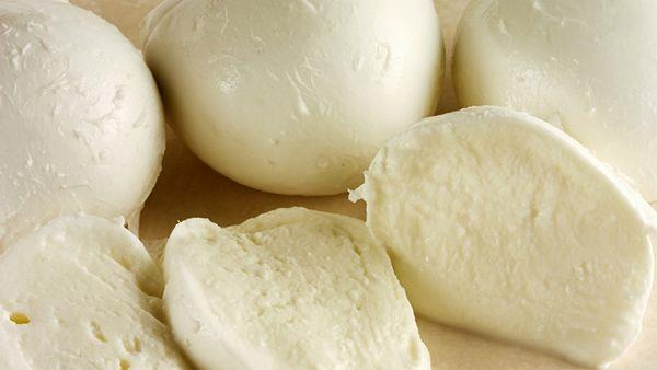 Italové podvádějí při výrobě mozzarelly V Itálii řeší další skandál ohledně výroby oblíbené mozzarelly z buvolího mléka.