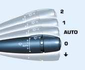 72 VÁŠ PEUGEOT 206 CC PODROBNĚ OVLADAČ STĚRAČŮ Po každém vypnutí zapalování je nutno znovu aktivovat automatické ovládání: - přepněte ovladač do libovolné polohy, - vraťte jej do požadované polohy.