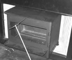 posuňte Mantel TOP (přední horní panel) zpět na původní pozici 11) Umístění těsnící hmoty a)uložte jeden kus přiloženého těsnění za Mantel TOP (vrchní panel) b) Přeřízněte druhý kus těsnění na dvě