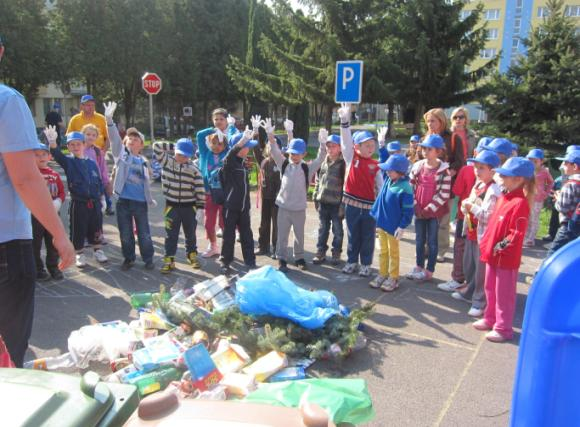 ĎALŠIE POSKYTOVANÉ SLUŽBY Odvoz odpadu veľkoobjemovými kontajnermi Predaj a prenájom nádob PODPORUJEME ENVIRONMENTÁLNE